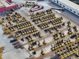 江苏昆山：工程机械车辆整装待发