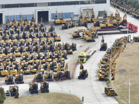 江苏昆山：工程机械车辆整装待发