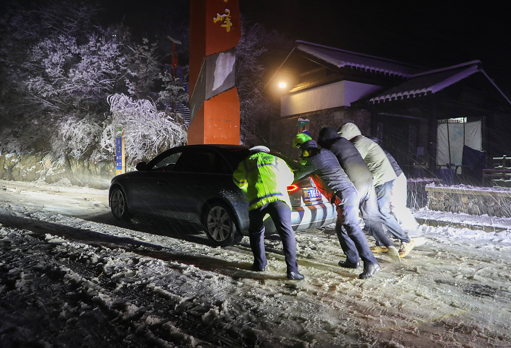 浙江金华：交警风雪中守护群众安全出行