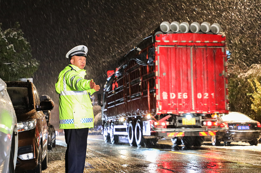 浙江金华：交警风雪中守护群众安全出行