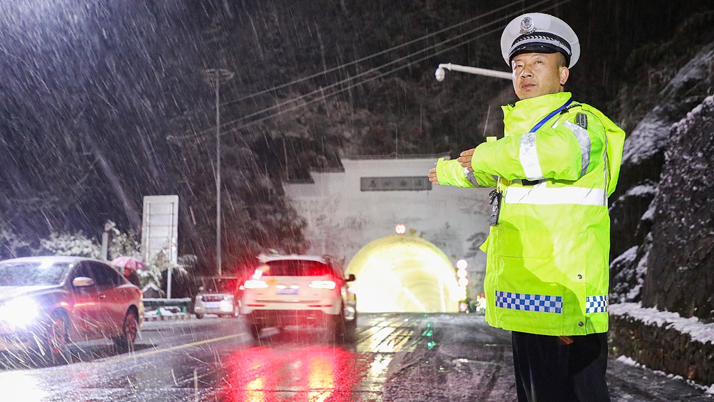 浙江金華：交警風(fēng)雪中守護(hù)群眾安全出行