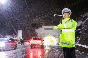 浙江金华：交警风雪中守护群众安全出行