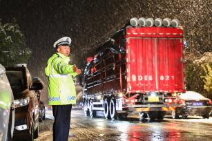 浙江金华：交警风雪中守护群众安全出行