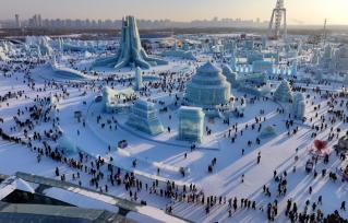 哈尔滨冰雪大世界人潮涌动