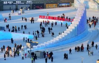 哈尔滨冰雪大世界人潮涌动