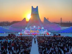 哈尔滨冰雪大世界人潮涌动