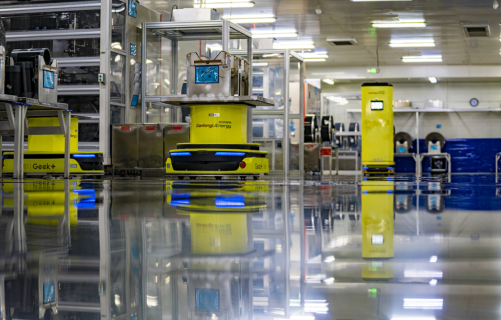 江西新余：智能车间机器人上岗作业