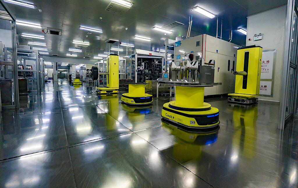 江西新余：智能车间机器人上岗作业