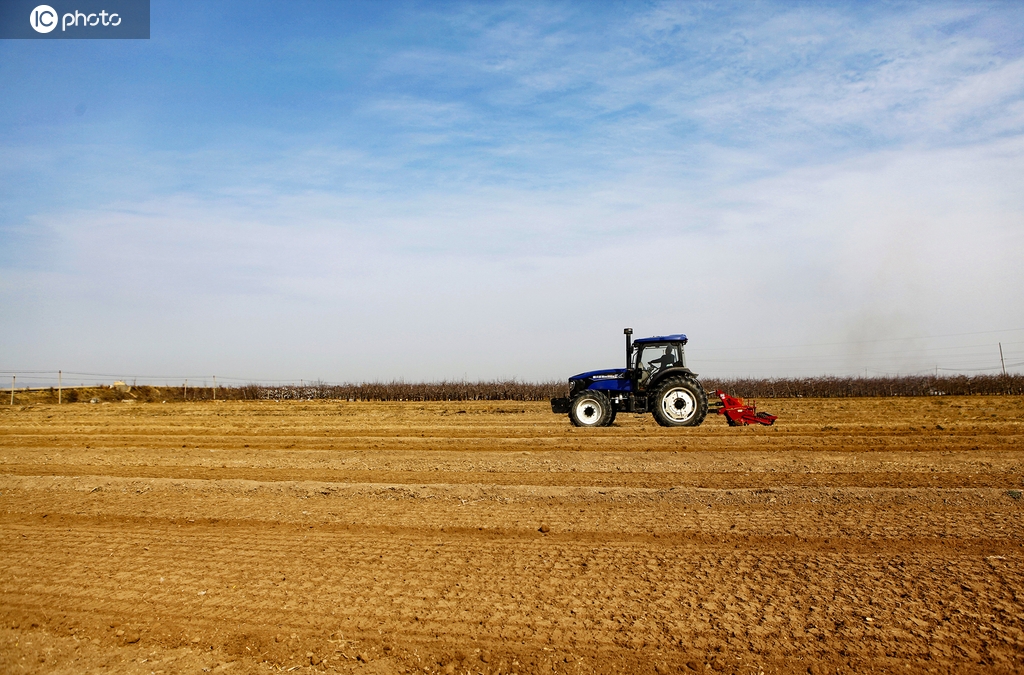 山西临汾：农民开展土地旋耕等整地作业
