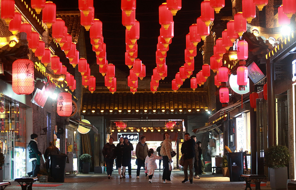 江苏扬州：“夜经济”红火 东关街游人如织