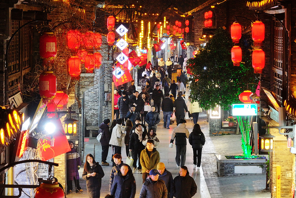 江苏扬州：“夜经济”红火 东关街游人如织