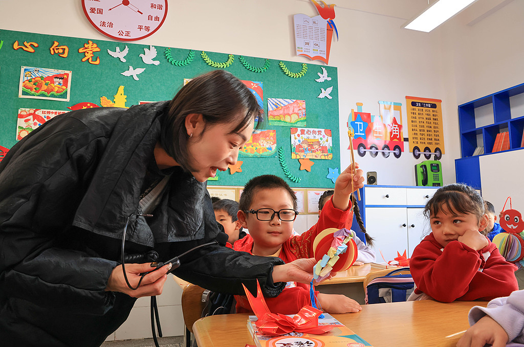 云南曲靖：开学第一课 学生展示寒假手工作品