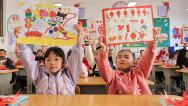 云南曲靖：开学第一课 学生展示寒假手工作品