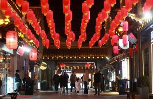 江苏扬州：“夜经济”红火 东关街游人如织