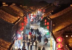 江苏扬州：“夜经济”红火 东关街游人如织