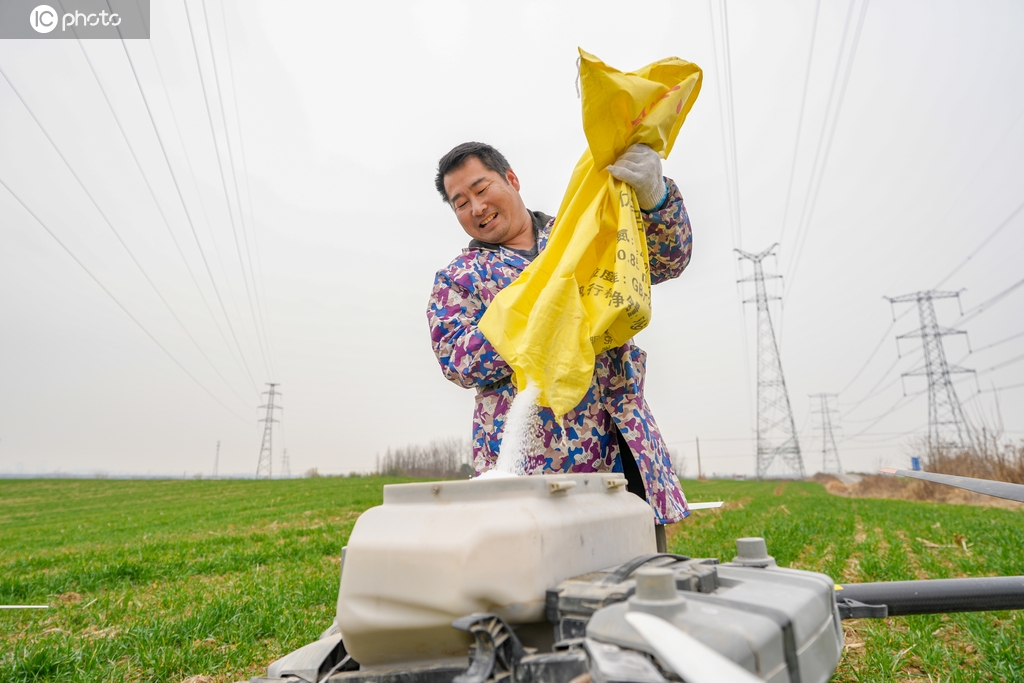 安徽合肥：农户操作植保无人机播撒肥料