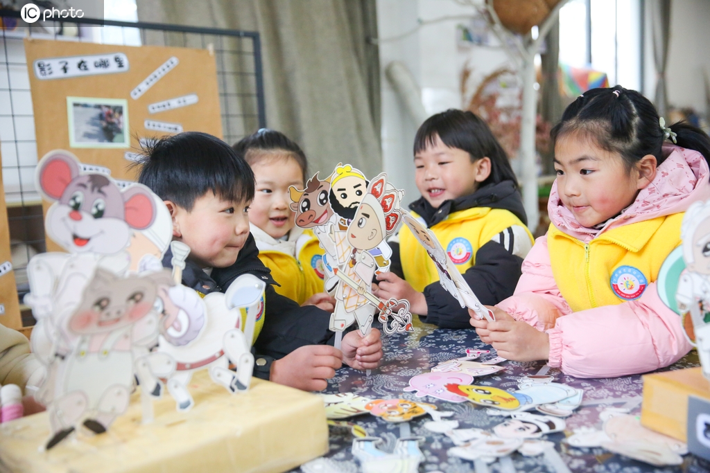 江苏如皋：幼儿园儿童体验非遗皮影戏