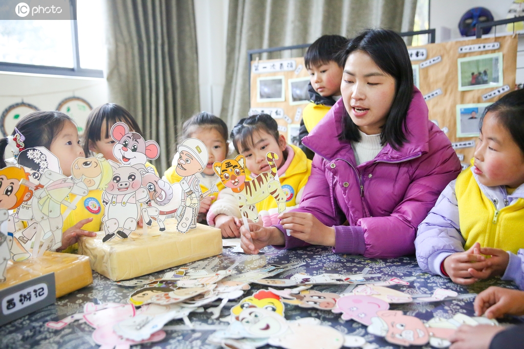 江苏如皋：幼儿园儿童体验非遗皮影戏