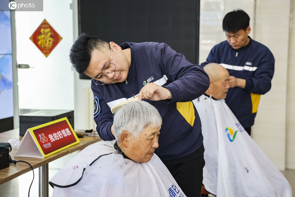山东青岛：志愿服务暖民心