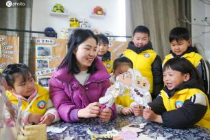 江苏如皋：幼儿园儿童体验非遗皮影戏
