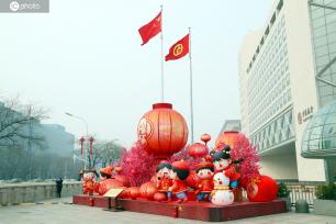 北京街头布置景观 喜迎两会