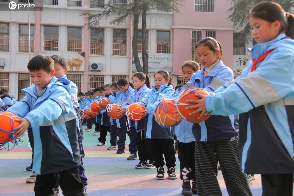 江苏灌云：小学生们大课间进行体育运动