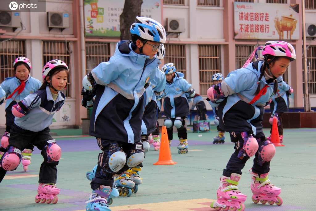 江苏灌云：小学生们大课间进行体育运动