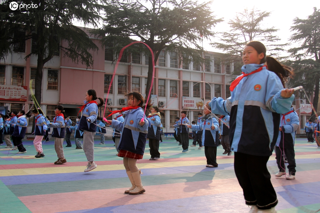 江苏灌云：小学生们大课间进行体育运动