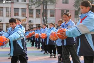 江苏灌云：小学生们大课间进行体育运动