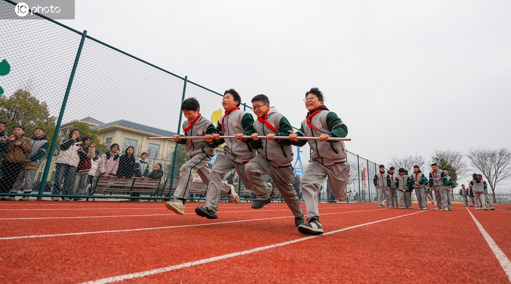 江苏泗洪：学生参加趣味运动会