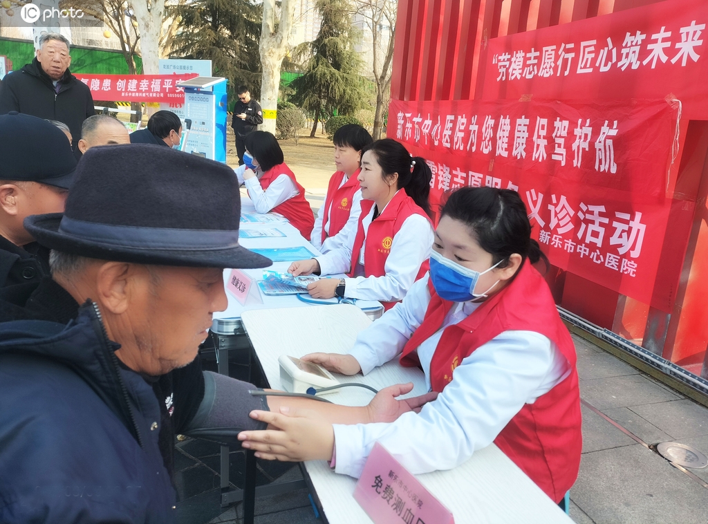 河北石家庄：医护人员义诊迎接雷锋日