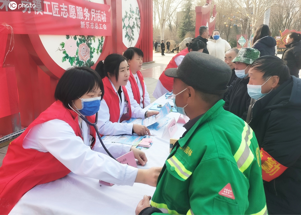 河北石家庄：医护人员义诊迎接雷锋日