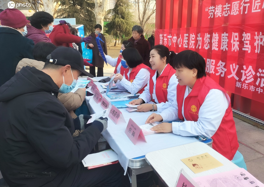 河北石家庄：医护人员义诊迎接雷锋日