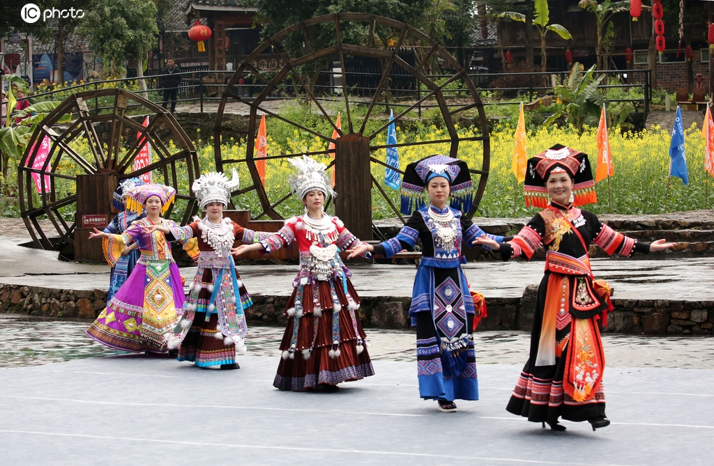 广西融水：苗寨走秀庆“三八”