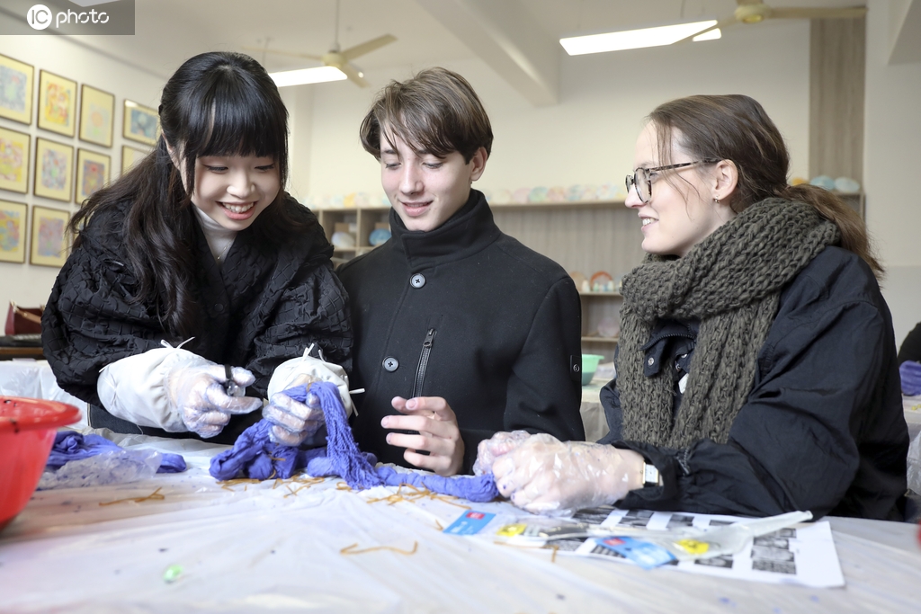 浙江桐庐：德国师生沉浸体验传统扎染