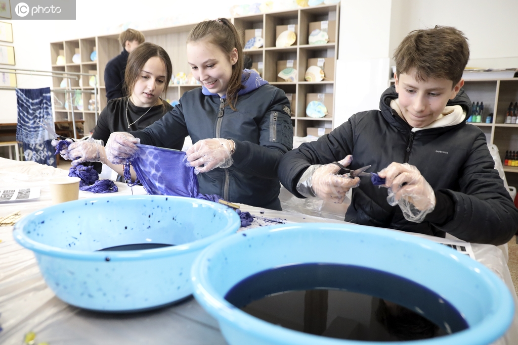 浙江桐庐：德国师生沉浸体验传统扎染