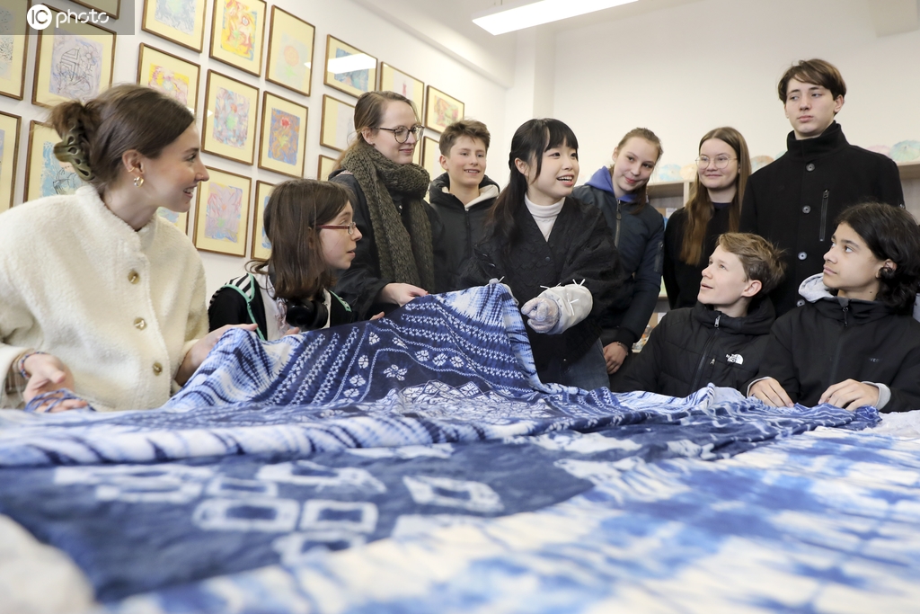 浙江桐庐：德国师生沉浸体验传统扎染