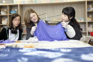 浙江桐庐：德国师生沉浸体验传统扎染