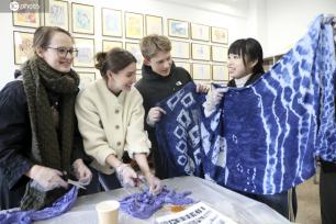 浙江桐庐：德国师生沉浸体验传统扎染