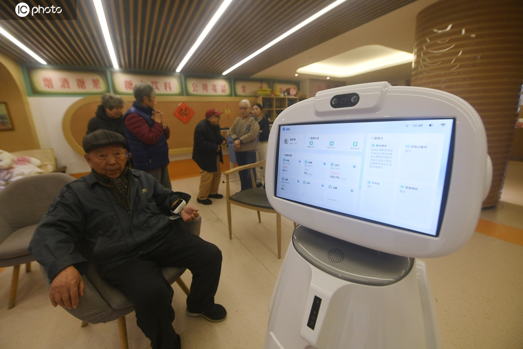 浙江杭州：AI大模型养老机器人亮相