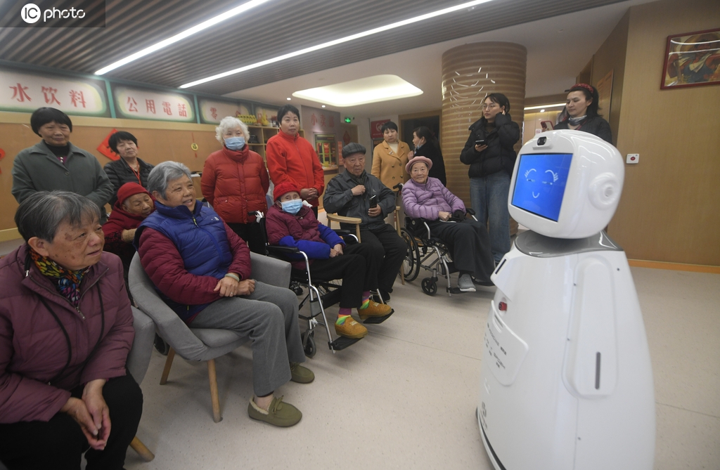 浙江杭州：AI大模型养老机器人亮相