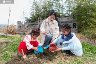 江苏兴化：植树迎春