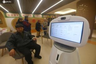 浙江杭州：AI大模型养老机器人亮相