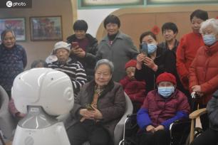 浙江杭州：AI大模型养老机器人亮相
