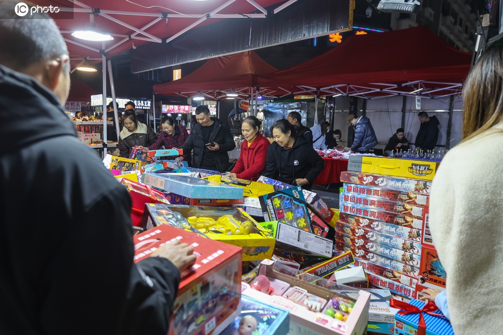 浙江义乌：小商品夜市成地标