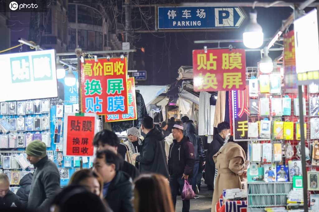 浙江义乌：小商品夜市成地标