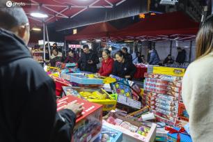 浙江义乌：小商品夜市成地标
