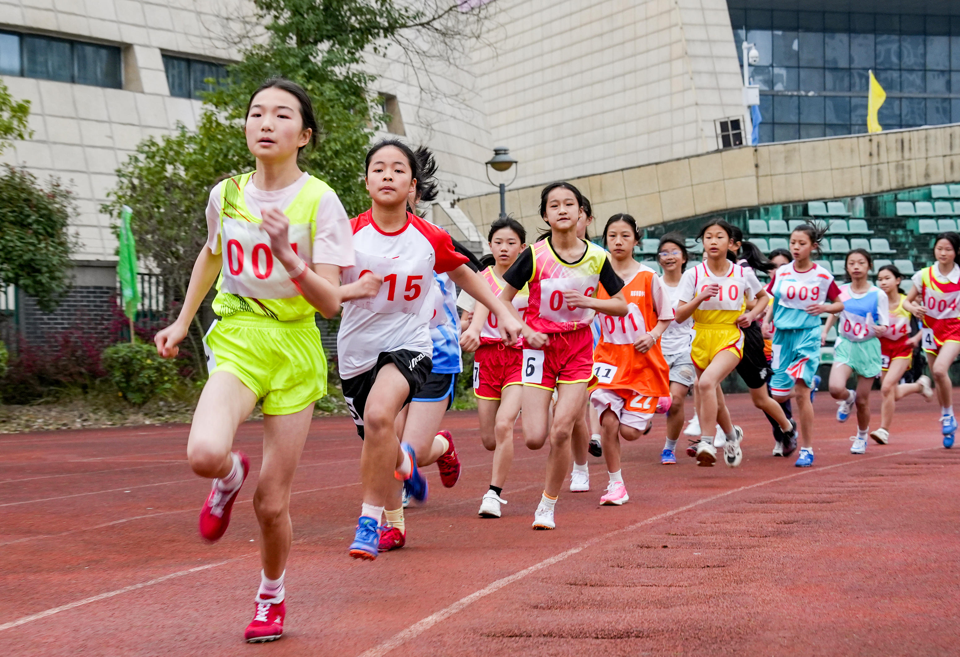 四川华蓥：奔跑在春天 活力满校园
