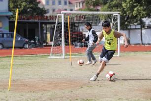 浙江长兴：足球技巧赛尽展蓬勃朝气