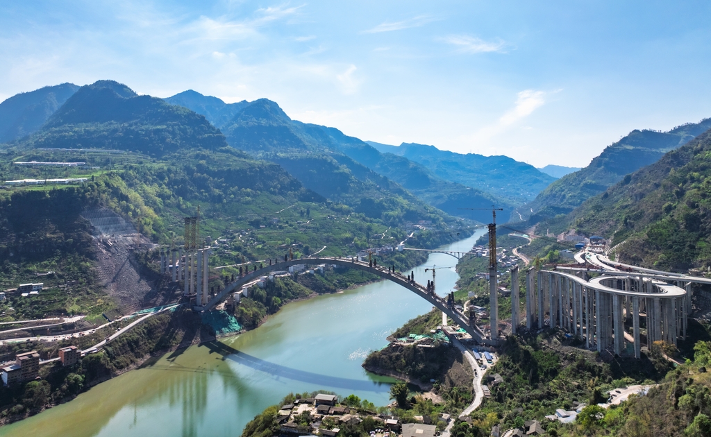 四川宜宾：西宁河特大桥加紧施工